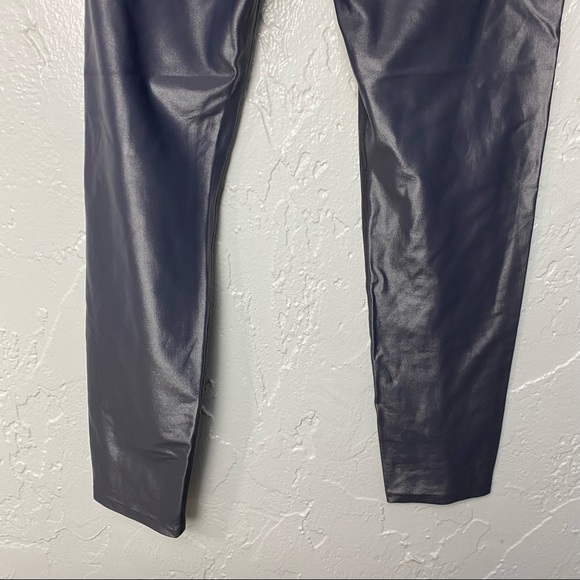 Carbon38 Regular Rise Leggings in Takara Shine S - Picture 8 of 14